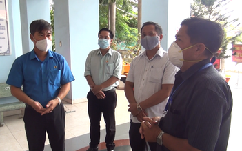 TP.HCM: Thăm hỏi, động viên nhân viên y tế tại điểm cách ly ở Q.Tân Phú