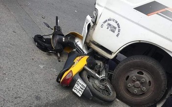 TP.HCM: Xe tải cuốn xe máy vào gầm giữa giao lộ vắng người