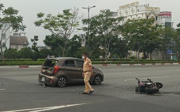 TP.HCM: Xe phân khối lớn đâm biến dạng đuôi ô tô trên đại lộ Phạm Văn Đồng
