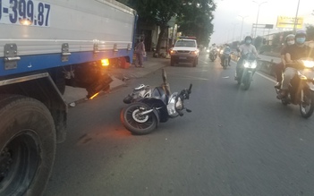 Tai nạn tại TP.HCM: Xe máy va vào đuôi xe tải, người đàn ông bị thương nặng