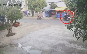 TP.HCM: Bị vây bắt, 2 kẻ cướp giật điện thoại vứt lại xe máy, chạy thoát thân
