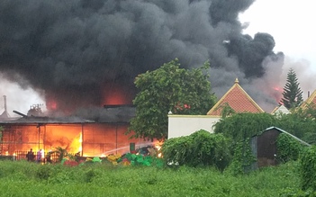 TP.HCM: Cháy lớn, khói lửa bao trùm kho giày, dép ở H.Bình Chánh