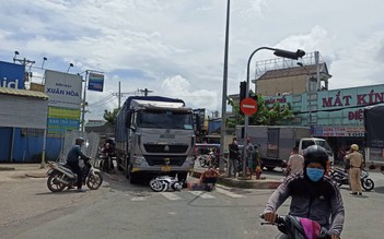 TP.HCM: Tai nạn xe tải với xe máy trên đường Nguyễn Văn Bứa, 1 người nguy kịch