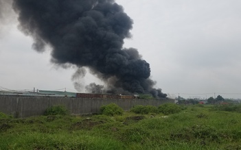 TP.HCM: Cháy xưởng nhựa ở Bình Chánh, xe chuyên dụng hút nước ruộng dập lửa