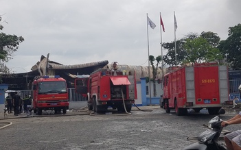 TP.HCM: Cháy lớn kho hóa chất tại H.Bình Chánh, 1 người nguy kịch