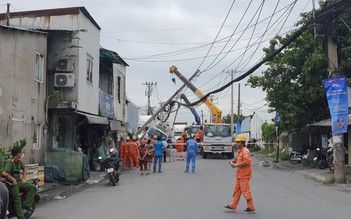 TP.HCM: Trụ điện đường dây trung hạ thế ngã đè xe tải