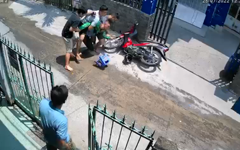 TP.HCM: Nhân viên cửa hàng giày giằng co, vây bắt nghi phạm trộm xe máy
