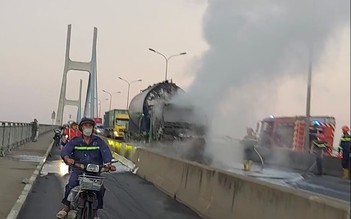 TP.HCM: Xe bồn cháy dữ dội trên cầu Phú Mỹ
