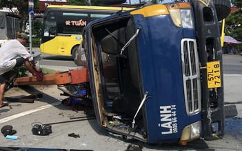 TP.HCM: Lật xe tải cẩu, tài xế bị thương
