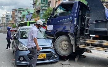 TP.HCM: Xe ben húc dải phân cách, lao sang đường tông biến dạng ô tô