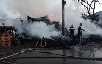 TP.HCM: Cháy cơ sở pallet gỗ ở Bình Chánh, 6 người được cứu hộ an toàn