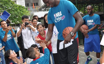 Ngôi sao bóng rổ cao 2,1 mét giao lưu với trẻ em đường phố