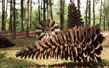 Art in the forest và ‘du lịch điêu khắc’ trong rừng