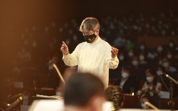 Nhạc trưởng Honna Tetsuji mang âm nhạc Spirited Away lên sân khấu