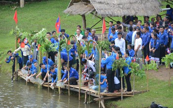 Thanh niên Việt - Lào thả cá bảo tồn thủy sản