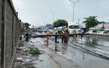 Mái tôn quật ngã hàng loạt trụ điện trên quốc lộ