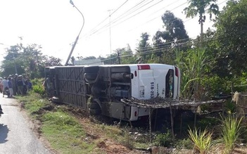 Xe khách lật ngang trên Quốc lộ 20, hàng chục hành khách kêu cứu