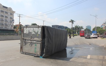 Xe tải chở hóa chất lật ngang ở Đồng Nai, hóa chất tràn ra đường
