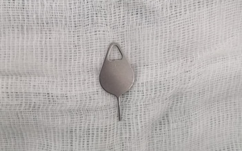 Bé trai 4 tuổi nuốt que chọc sim vào bụng