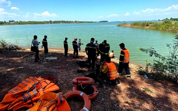 Thăm hỏi gia đình có 2 học sinh tử vong do đuối nước ở hồ Trị An