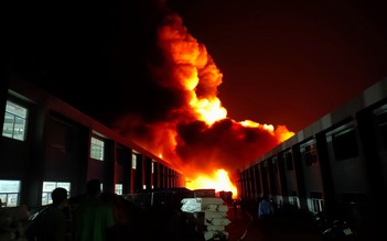 Đồng Nai: Nhà xưởng Công ty JumBo bị cháy dữ dội trong đêm