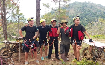5 người tự nguyện giúp đưa thi thể phượt thủ khỏi thác Lao Phào được biểu dương