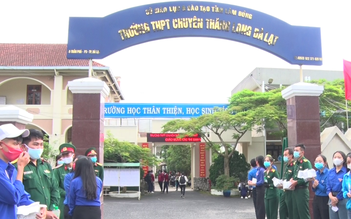 Bộ Chỉ huy Quân sự tỉnh Lâm Đồng phát khẩu trang miễn phí cho thí sinh