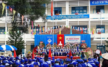 Lâm Đồng: Hàng ngàn học sinh nhận quà, học bổng ngày khai giảng năm học mới