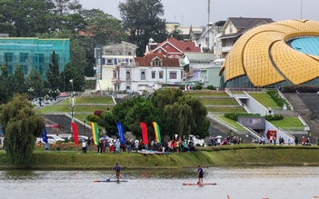 Lần đầu người dân, du khách được xem đua ván chèo đứng (SUP) tại hồ Xuân Hương