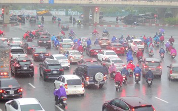 Người Hà Nội vất vả đi làm ngày đầu tuần vì mưa lạnh, đường phố đông đúc
