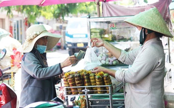 Quán bánh quê miền Tây ở TP.HCM: Đủ loại sặc sỡ, bán 20 kg bánh lá mơ/ngày