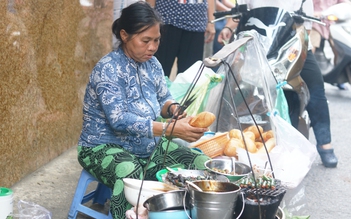 Gánh bánh mì hơn 30 năm, bà chủ quyết không 'lên đời' vì sợ ế