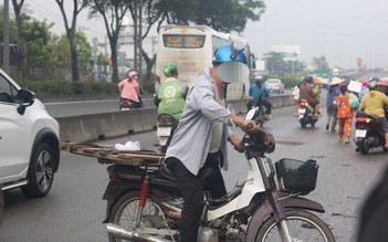 Nhiều người đi ngược chiều bị CSGT xử phạt: 'Biết nguy hiểm nhưng tiện và gần quá!'