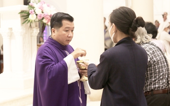 Người Công giáo ở TP.HCM tham dự Lễ các linh hồn tại Nhà thờ Tân Định