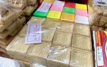 Ghé chợ Bà Hoa mua bánh in: 'Không có thì tết cứ thấy thiếu thiếu'
