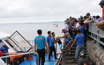 3.500 du khách mắc kẹt trên đảo Cô Tô đã được 'giải cứu'