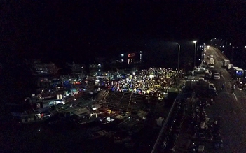 Chợ hải sản bán mua lúc nửa đêm bên vịnh Hạ Long