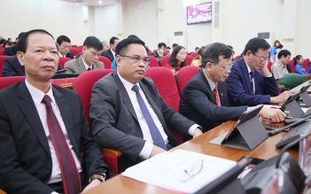 Đại biểu HĐND tỉnh Quảng Ninh được trang bị iPad để tra cứu tài liệu