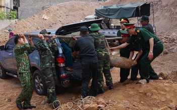 Di dời quả bom nặng gần 230 kg trong vườn nhà dân giữa trung tâm Hạ Long