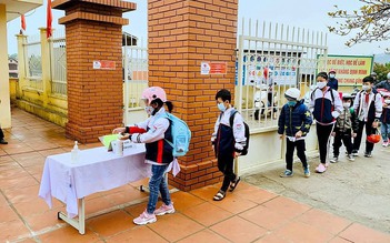 Học sinh ở Quảng Ninh hồ hởi đến trường sau tết