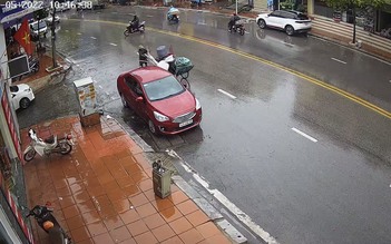Va quệt ô tô bên đường, hành xử của người chạy xích lô và chị chủ xe nhận 'mưa tim'