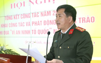 Đại tá Đinh Văn Nơi nhận Huân chương chiến công hạng Nhì