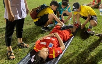 Cắn lưỡi do va chạm, cầu thủ nữ Kim Loan được trọng tài cứu sống kịp thời