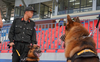 Gần 500 công an và chó nghiệp vụ diễn tập siết chặt an ninh ở sân Hà Tĩnh
