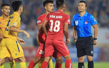 Được Hồng Duy bảo vệ, cầu thủ 'hiền nhất' đội Sài Gòn vẫn bị cấm 2 trận