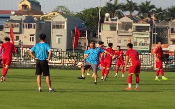 Ông Park hô ‘quyết tâm, quyết tâm’ rồi vào tập say sưa với U.23 Việt Nam