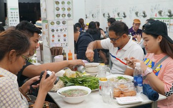 Phở Hòa sau 'khủng bố' tạt sơn, mắm tôm: Đông nghẹt khách đến ăn