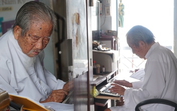 Khâm phục cụ ông 100 tuổi ở Sài Gòn làm việc 10 tiếng/ngày không cần đeo kính