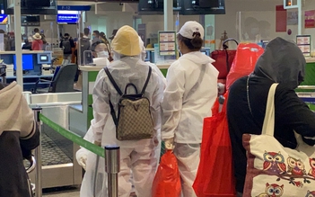 Sân bay Tân Sơn Nhất ngập cảnh người người mặc đồ bảo hộ về quê chiều 28 Tết