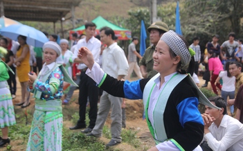 Chàng trai, cô gái Mông thi thổi khèn, nấu thắng cố